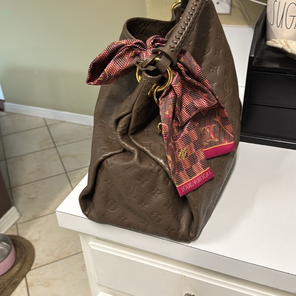 Authentic Louis Vuitton artsy - Picture 5 of 15